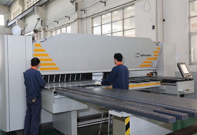 Metal folding machine